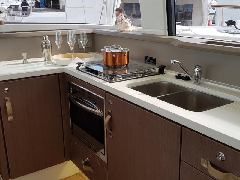 Book yachts online - powercatamaran - Bali 4.3 MY - PHILYA - rent