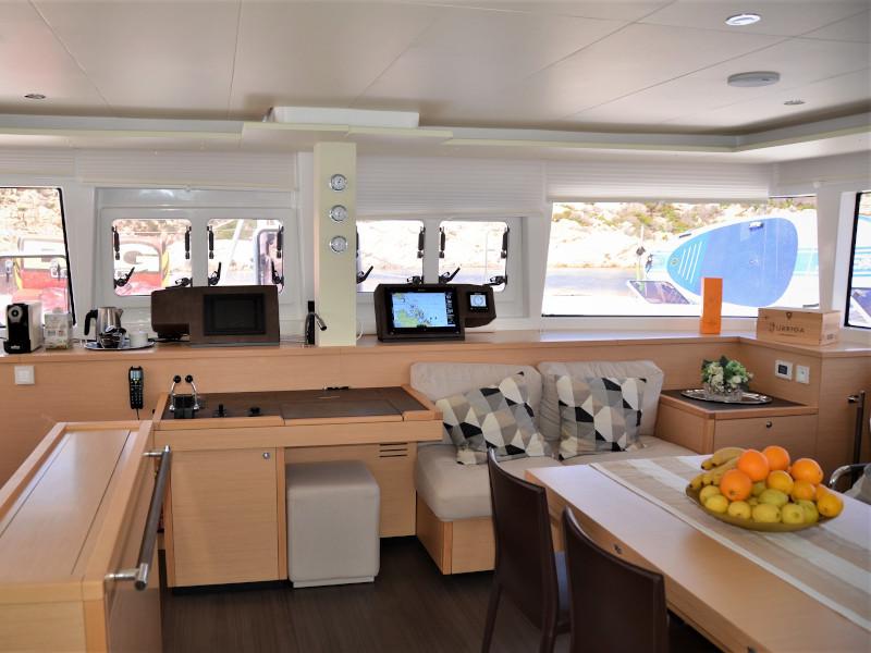 Book yachts online - catamaran - Lagoon 560 - Taipan - rent