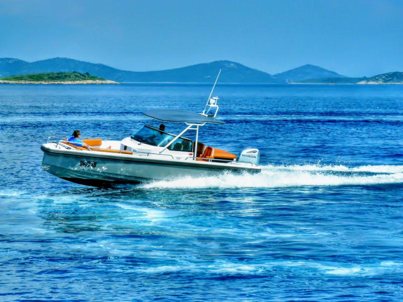 Book yachts online - motorboat - Axopar 28 - La Nina - rent
