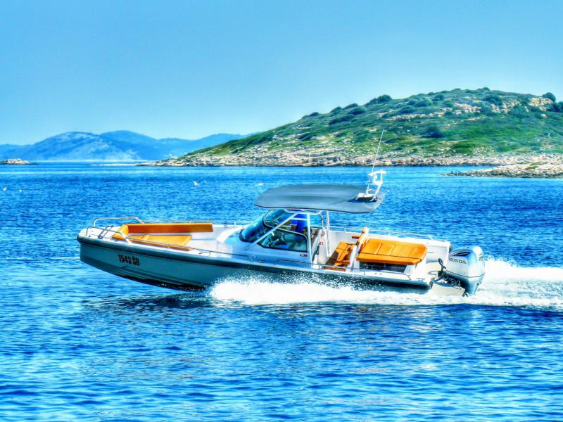 Book yachts online - motorboat - Axopar 28 - La Nina - rent