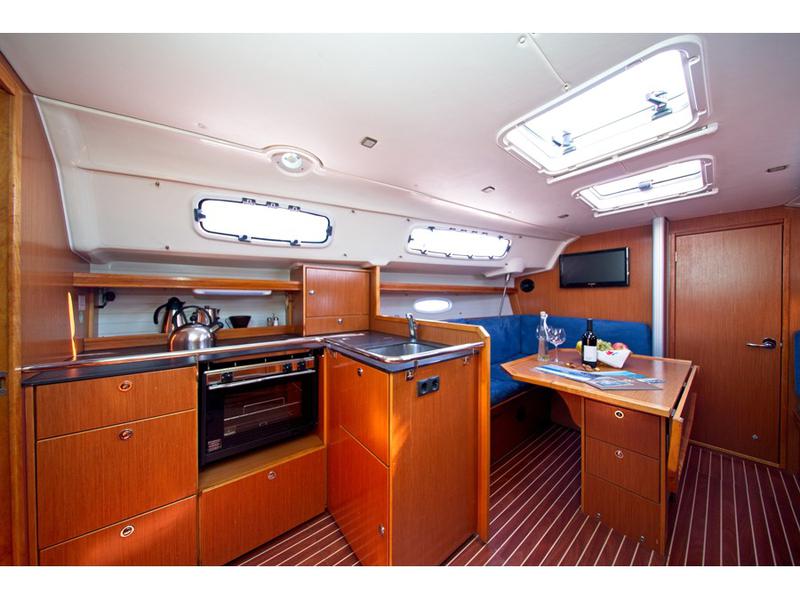 Book yachts online - sailboat - Bavaria 35 C - MH 25 - rent