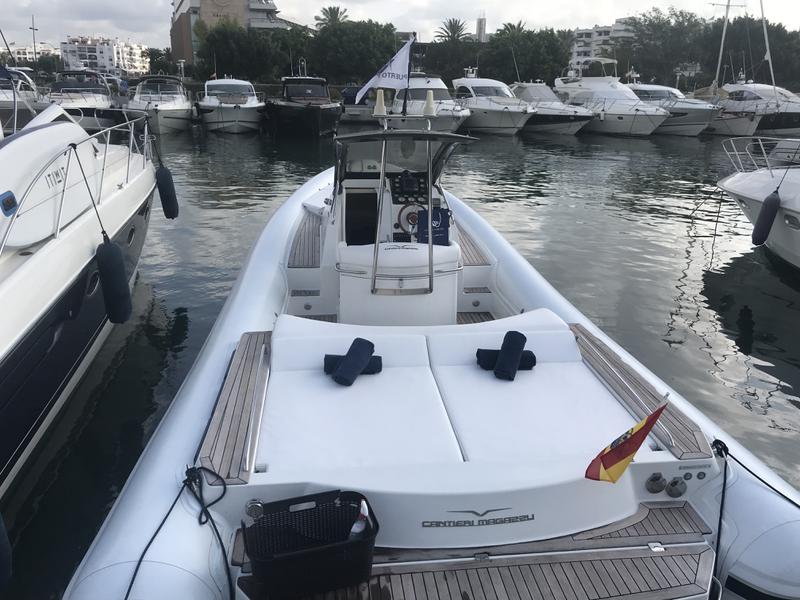 Book yachts online - motorboat - Magazzu' M11 Coupe - Ice Beat - rent