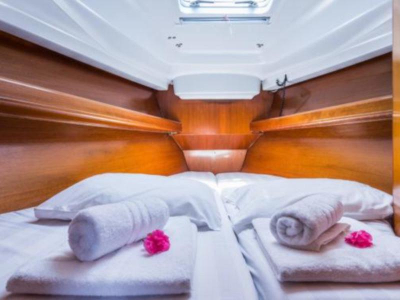 Book yachts online - sailboat - Oceanis 411 - Simonetta (Bow Thruster, electric heads) - rent