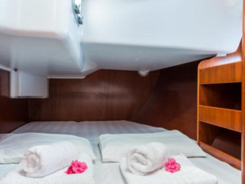 Book yachts online - sailboat - Oceanis 411 - Simonetta (Bow Thruster, electric heads) - rent