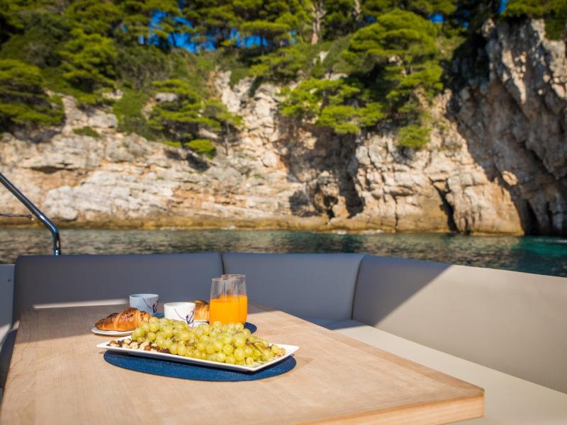 Book yachts online - motorboat - Prestige 460 - Marko I - rent