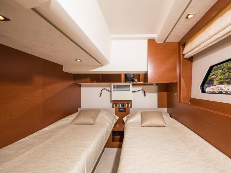 Book yachts online - motorboat - Prestige 460 - Marko I - rent