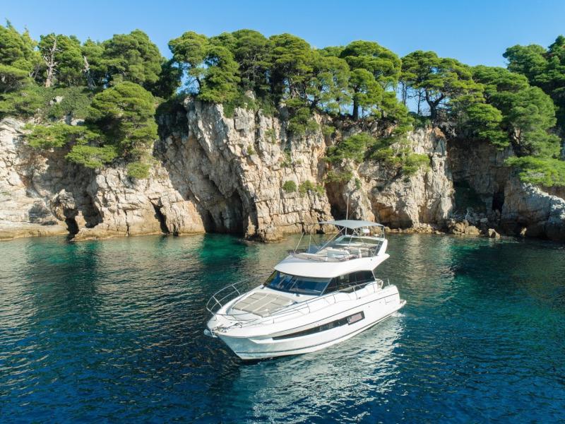 Book yachts online - motorboat - Prestige 460 - Marko I - rent