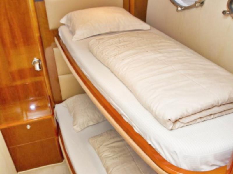 Book yachts online - motorboat - Princess V 58 - Cool - rent