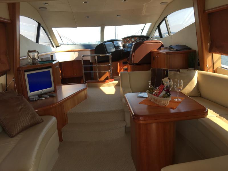 Book yachts online - motorboat - Manhattan 50 - Aviator - rent