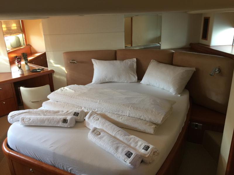 Book yachts online - motorboat - Manhattan 50 - Aviator - rent