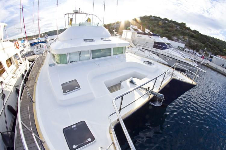 Book yachts online - powercatamaran - Lagoon Powercat 43 - Perseus 1 - rent