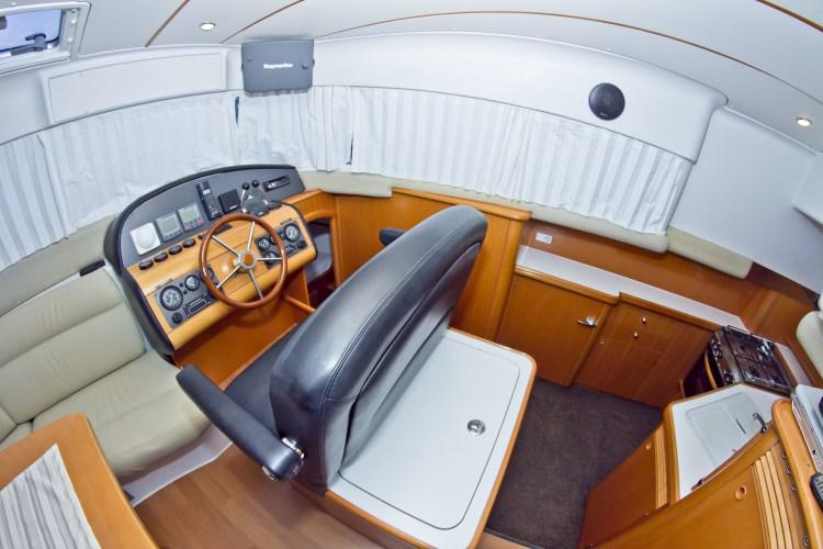Book yachts online - powercatamaran - Lagoon Powercat 43 - Perseus 1 - rent