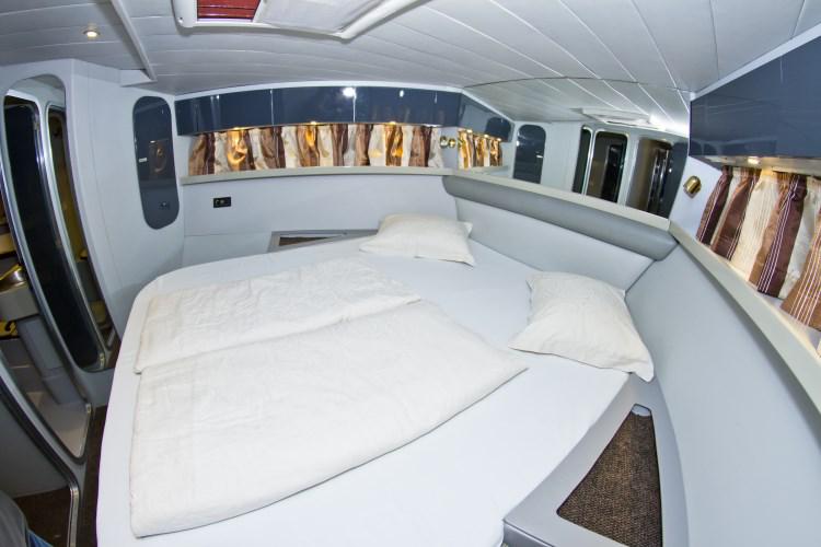 Book yachts online - motorboat - Ferretti 52-7 - Odysseus  - rent