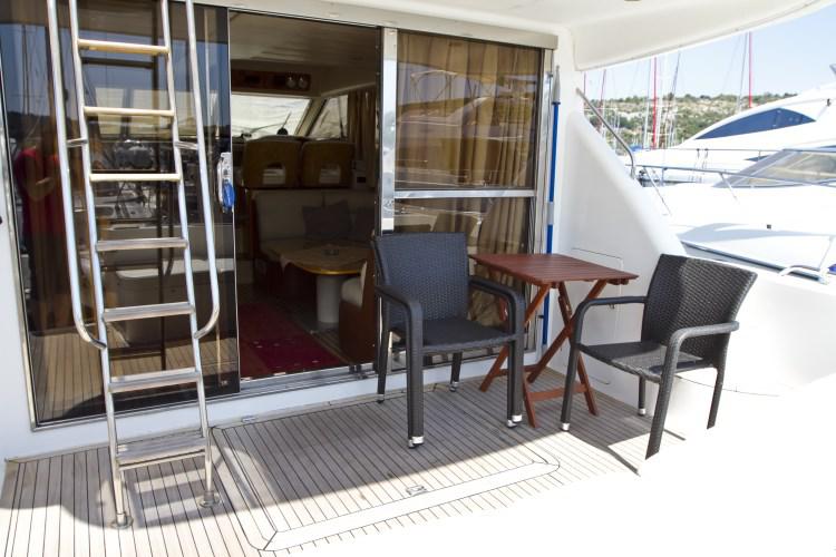 Book yachts online - motorboat - Princess 470 - Antares II - rent