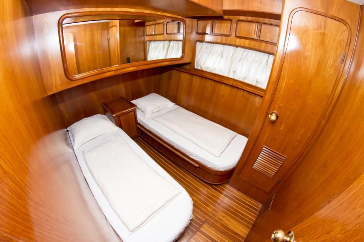 Book yachts online - motorboat - Yaretti 1910 - Royal  - rent