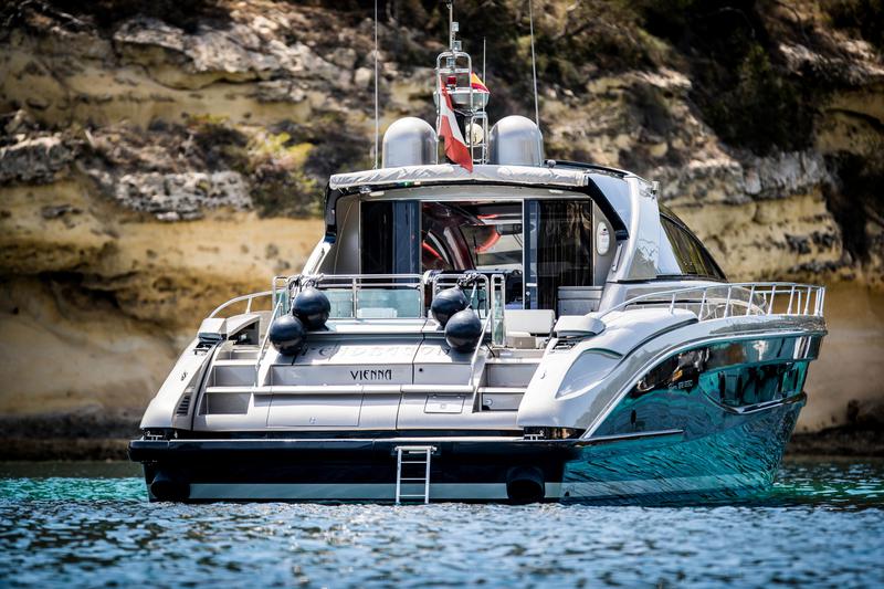 Book yachts online - motorboat - Riva 68 Ego - Pendrgon - rent