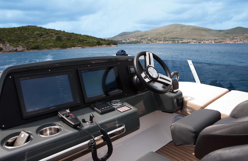 Book yachts online - motorboat - Bavaria R40 Fly - Azaadi - rent