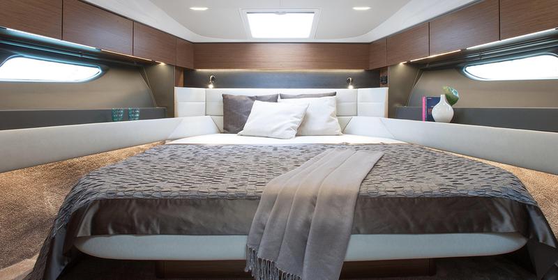 Book yachts online - motorboat - Bavaria R40 Fly - Azaadi - rent