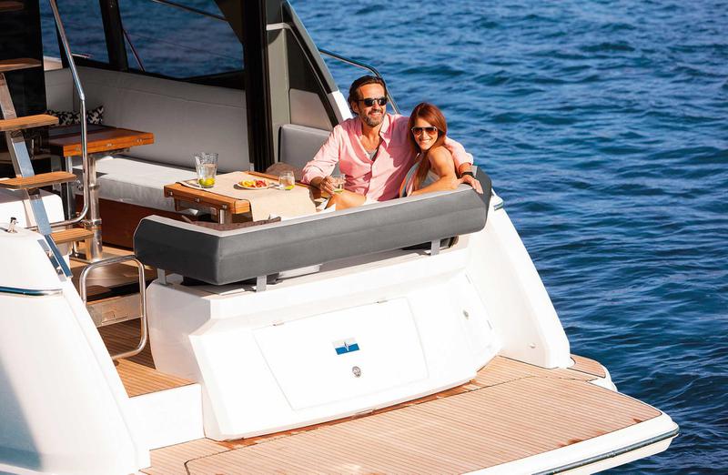 Book yachts online - motorboat - Bavaria R40 Fly - Azaadi - rent