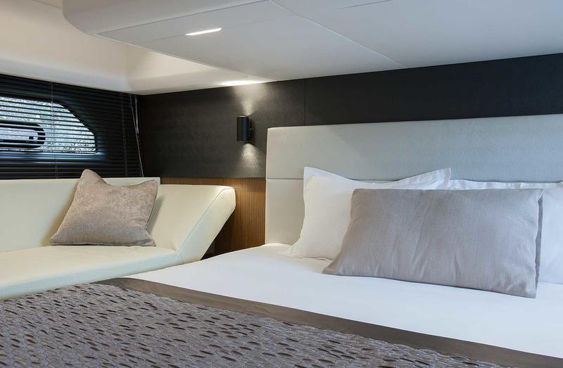 Book yachts online - motorboat - Bavaria R40 Fly - Azaadi - rent