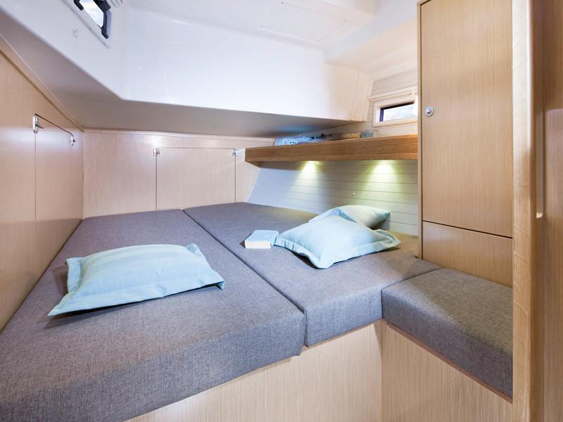 Book yachts online - sailboat - Bavaria 45 Cruiser - Cloe - Solar Panel - rent