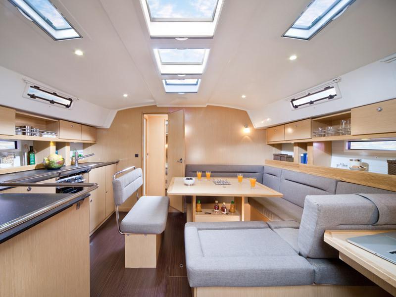 Book yachts online - sailboat - Bavaria 45 Cruiser - Cloe - Solar Panel - rent