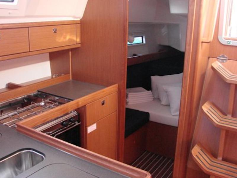 Book yachts online - sailboat - Bavaria 37 Cruiser - Kristina - rent