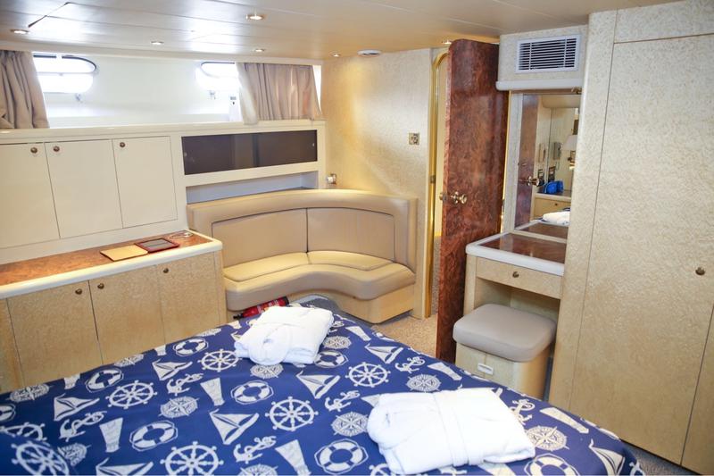 Book yachts online - motorboat - Princess 65 Fly - Lolly - rent