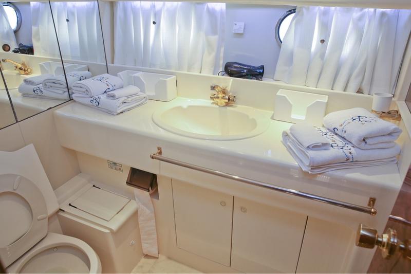 Book yachts online - motorboat - Princess 65 Fly - Lolly - rent