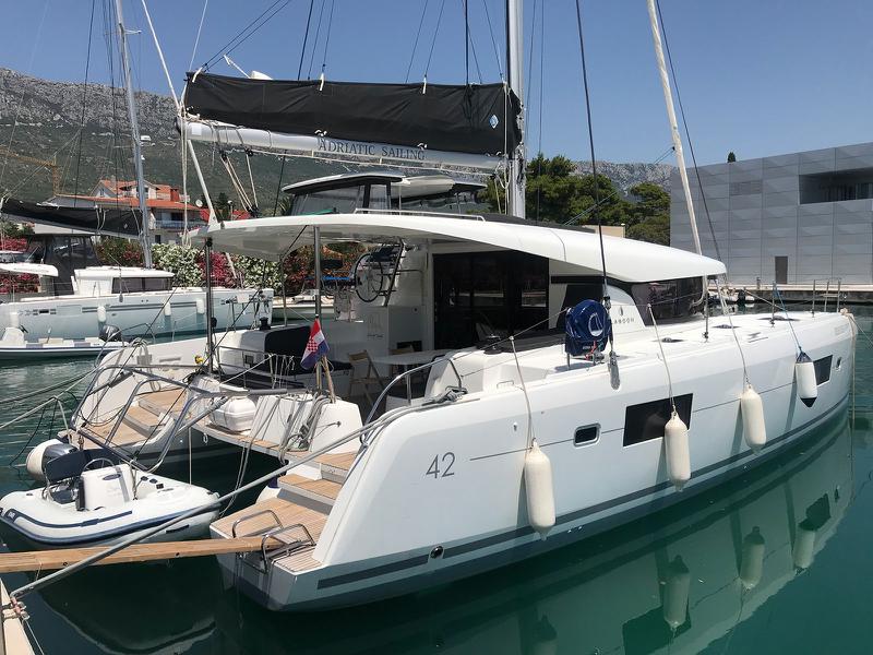 Book yachts online - catamaran - Lagoon 42 owner version - BESO DEL VIENTO - rent