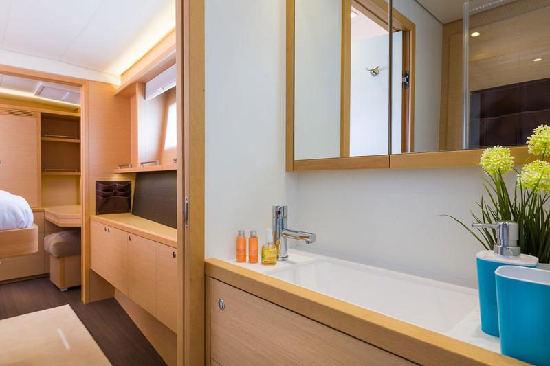 Book yachts online - catamaran - Lagoon 560 S2 - PRINCESS SELINE - rent
