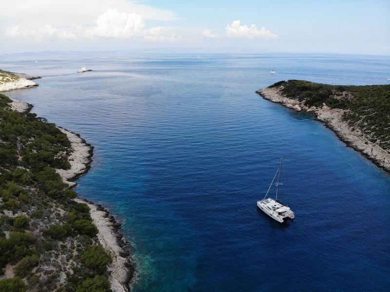 Book yachts online - catamaran - Lagoon 42 - MEERKAT - rent