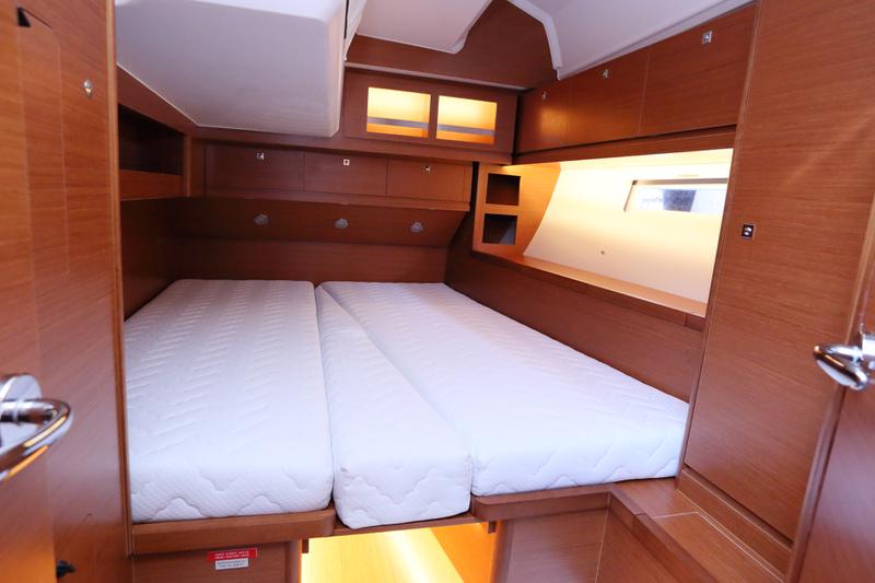 Book yachts online - sailboat - Dufour 520 GL - Su Giudeu - rent