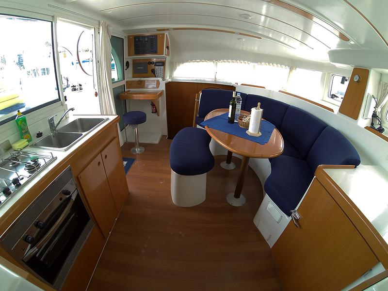 Book yachts online - catamaran - Lagoon 380 S2 - Twixie (Sails 2013, Solar panel) - rent