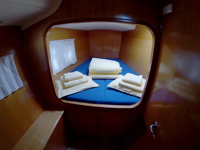 Book yachts online - catamaran - Lagoon 380 S2 - Twixie (Sails 2013, Solar panel) - rent