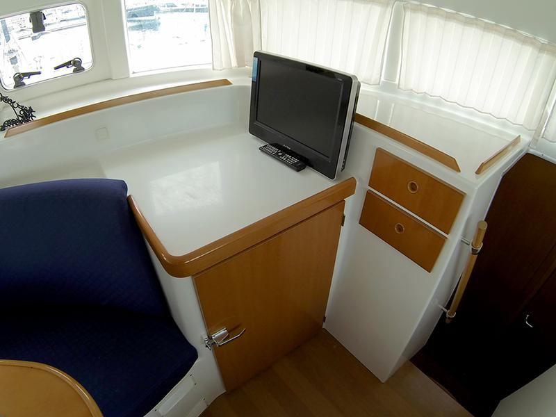 Book yachts online - catamaran - Lagoon 380 S2 - Twixie (Sails 2013, Solar panel) - rent