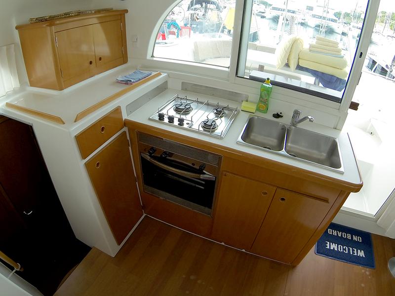 Book yachts online - catamaran - Lagoon 380 S2 - Twixie (Sails 2013, Solar panel) - rent
