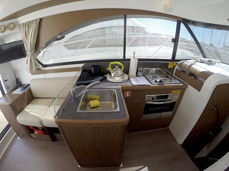 Book yachts online - motorboat - Beneteau Antares 36 - Mandalina II (AC, Generator, Bowthruster, Sterntruster) - rent
