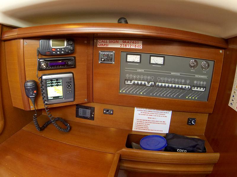 Book yachts online - sailboat - Grand Soleil 37 R - Sportski Vuk (Sails 2016) - rent