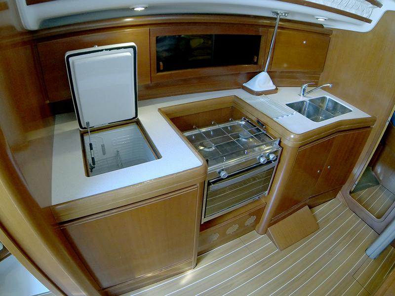 Book yachts online - sailboat - Grand Soleil 37 R - Sportski Vuk (Sails 2016) - rent