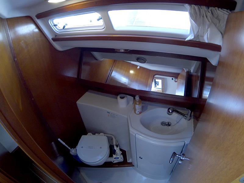 Book yachts online - sailboat - Grand Soleil 37 R - Sportski Vuk (Sails 2016) - rent