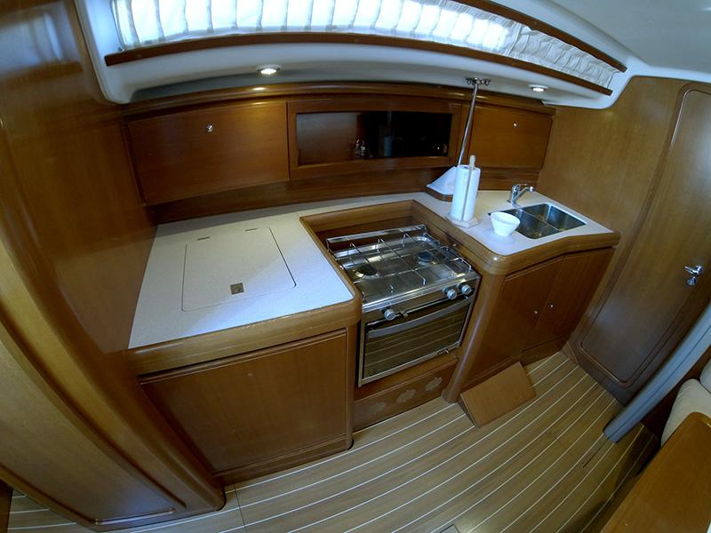 Book yachts online - sailboat - Grand Soleil 37 R - Sportski Vuk (Sails 2016) - rent