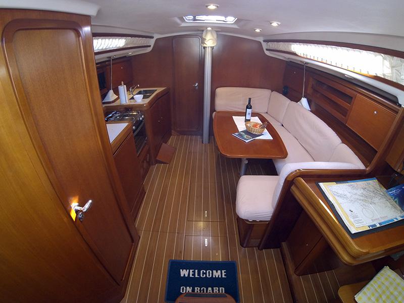 Book yachts online - sailboat - Grand Soleil 37 R - Sportski Vuk (Sails 2016) - rent