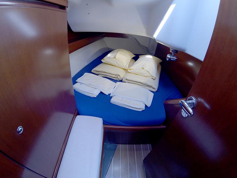 Book yachts online - sailboat - Grand Soleil 37 R - Sportski Vuk (Sails 2016) - rent