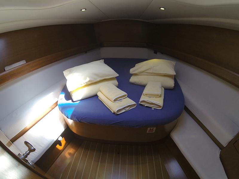 Book yachts online - sailboat - Grand Soleil 45 - Pingala (Sails 2015, Bowthruster) - rent