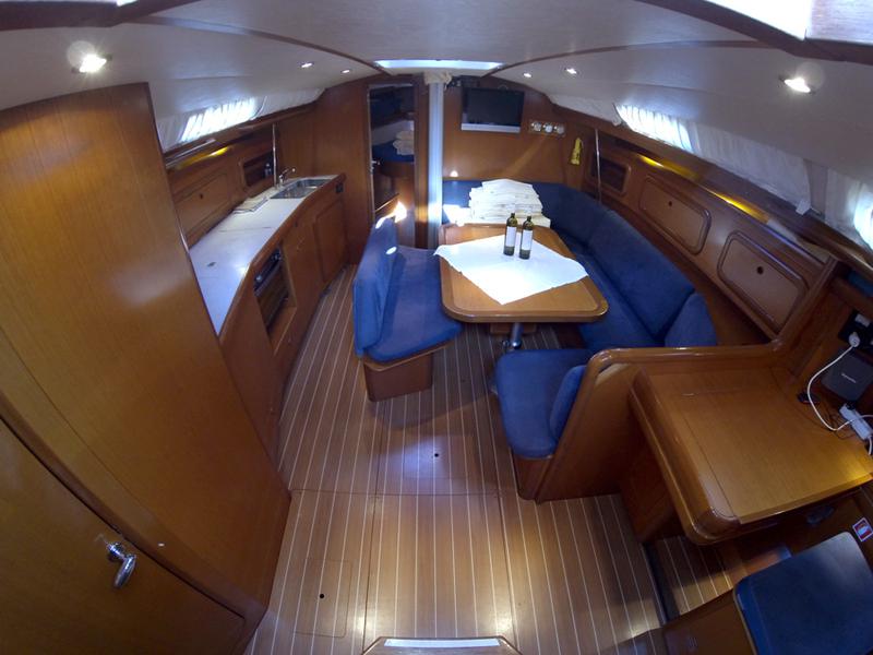 Book yachts online - sailboat - Grand Soleil 43 - Skalice (Sails 2016, Bowthruster) - rent