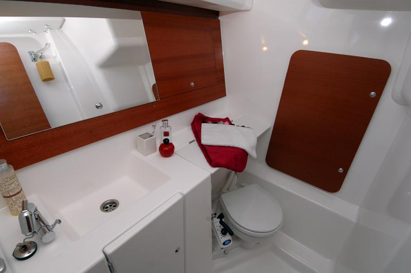 Book yachts online - sailboat - Dufour 335 GL - Lara (webasto, solar panel, shallow draft) - rent