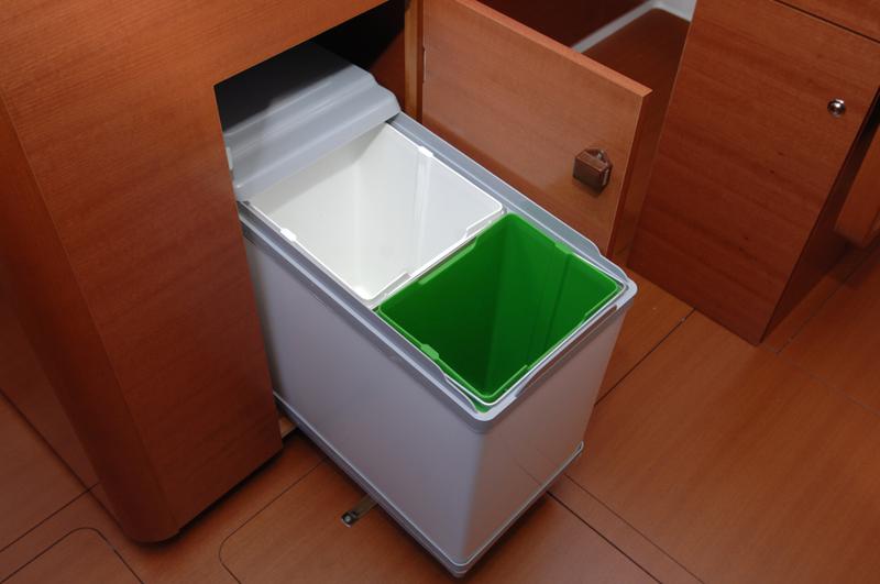 Book yachts online - sailboat - Dufour 335 GL - Lara (webasto, solar panel, shallow draft) - rent