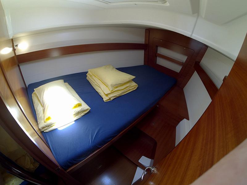 Book yachts online - sailboat - Dufour 375 GL - China girl (Bowthruster, full teak deck, sails 2018) - rent