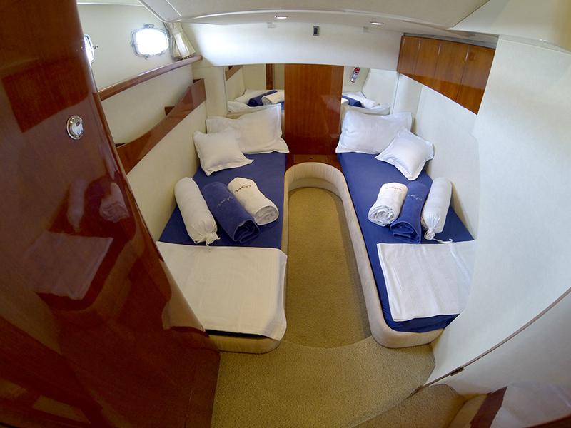 Book yachts online - motorboat - Fairline Targa 52 GT - The Blue One - rent